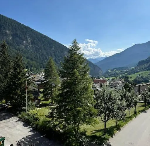 Modernes Ferienglueck